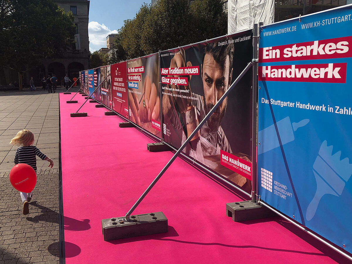 Auch bei den Kleinsten der Renner: Der 40 Meter lange Bauzaun der KH Stuttgart mit Motiven aus der Imagekampagne.