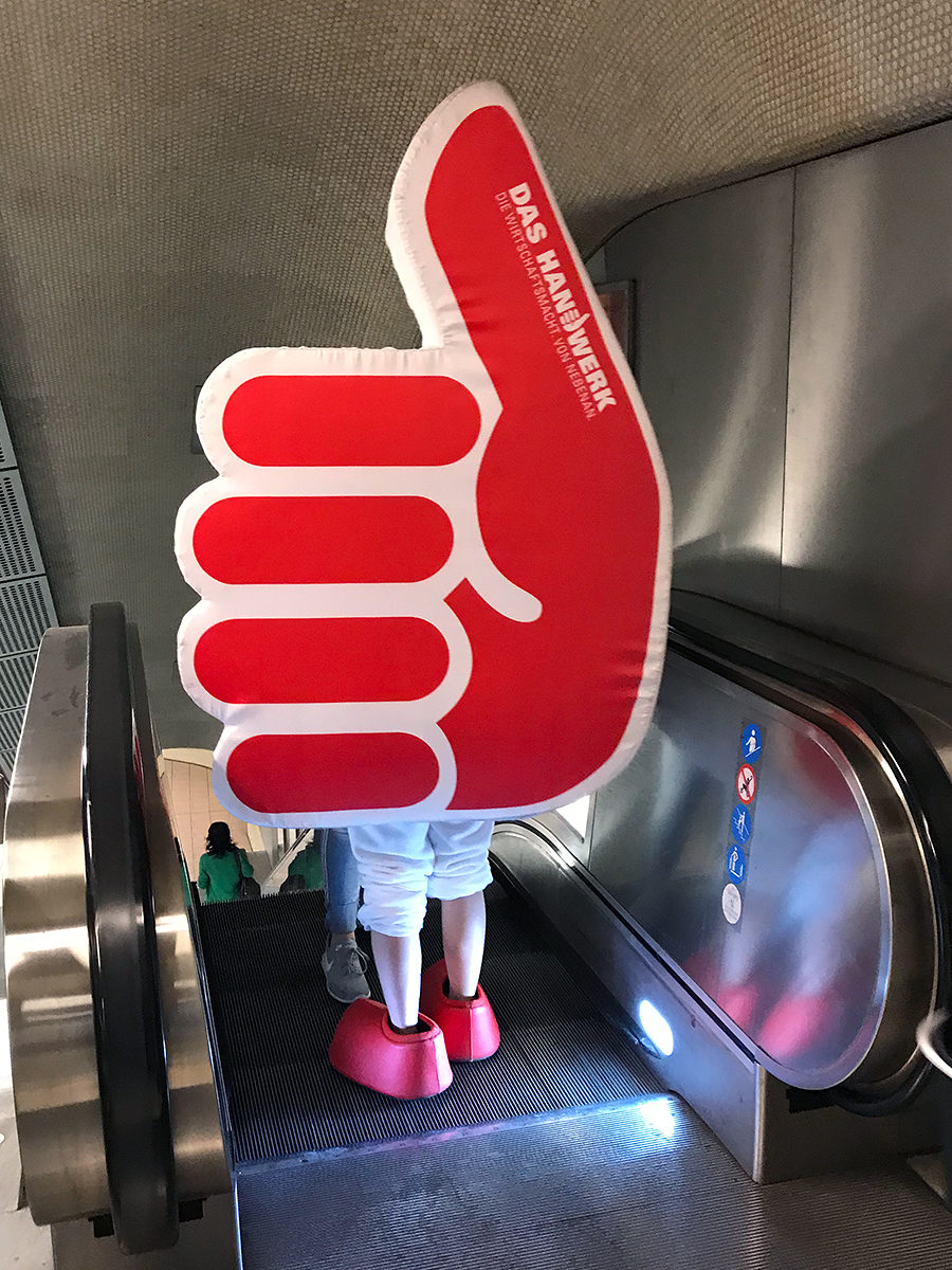 Egal ob auf der Rolltreppe zur Stadtbahn... Egal ob auf der Rolltreppe zur Stadtbahn...