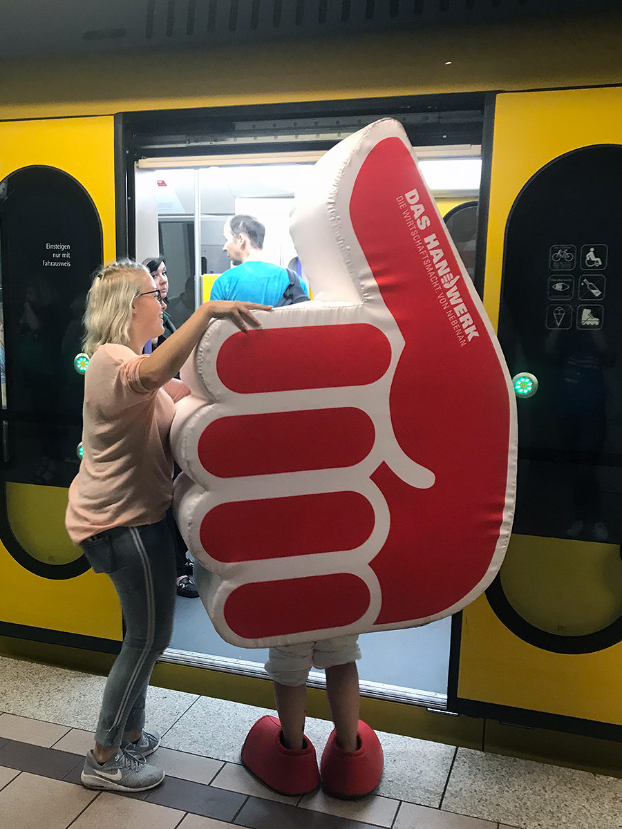 ... Karle macht immer eine gute Figur. Nur mit dem Einsteigen in die enge Bahn will es noch nicht so recht klappen. ... Karle macht immer eine gute Figur. Nur mit dem Einsteigen in die enge Bahn will es noch nicht so recht klappen.