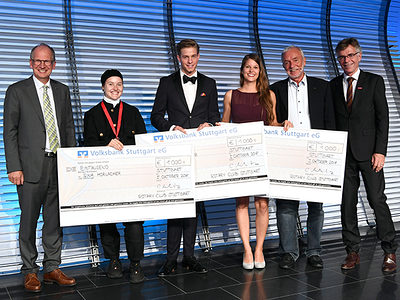 Rainer Reichhold (1.v.l.), Claus Munkwitz (2.v.r.) und Thomas Hoefling (1.v.r.) mit den drei glücklichen Rotary-Preis-Gewinnern.