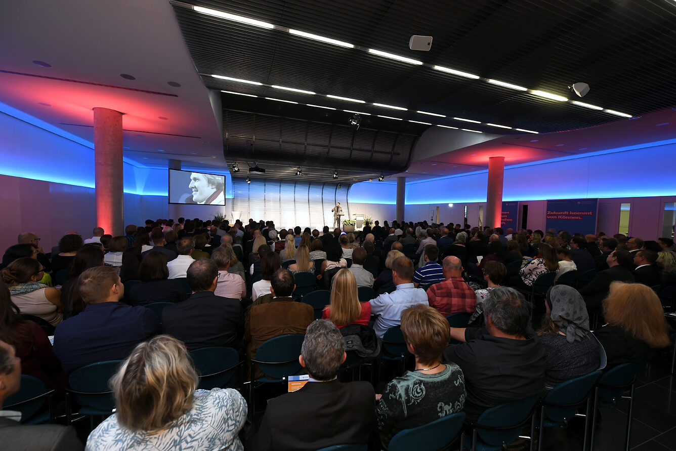 Blick ins Publikum - darunter natürlich auch die 67 "Gipfelstürmer". Blick ins Publikum - darunter natürlich auch die 67 "Gipfelstürmer".