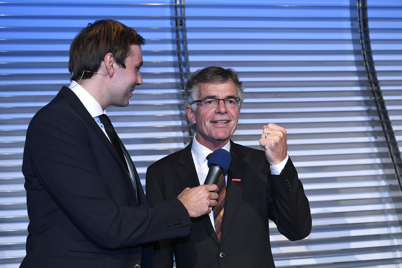 Moderator Martin Hoffmann im Gespräch mit Hauptgeschäftsführer Thomas Hoefling. Moderator Martin Hoffmann im Gespräch mit Hauptgeschäftsführer Thomas Hoefling.