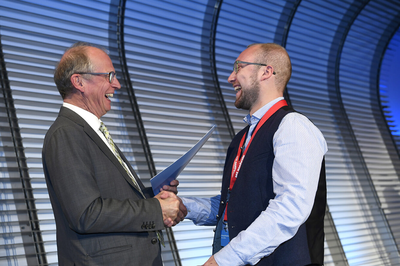 Präsident Rainer Reichhold gratuliert Brauer und Mälzer Christoph Hilsenbeck aus Gruibingen. Präsident Rainer Reichhold gratuliert Brauer und Mälzer Christoph Hilsenbeck aus Gruibingen.