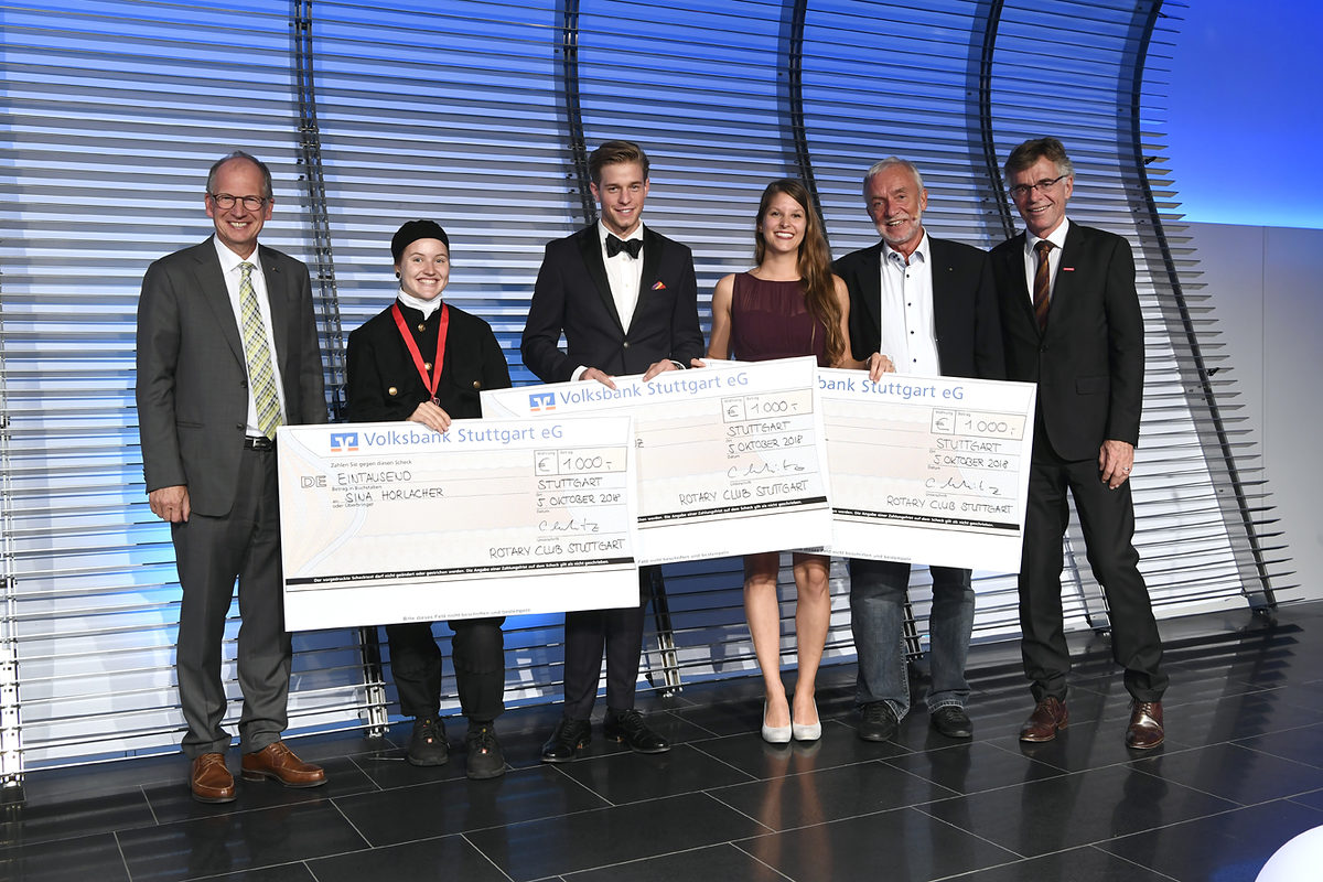 Rainer Reichhold (1.v.l.), Claus Munkwitz (2.v.r.) und Thomas Hoefling (1.v.r.) mit den drei glücklichen Rotary-Preis-Gewinnern. Rainer Reichhold (1.v.l.), Claus Munkwitz (2.v.r.) und Thomas Hoefling (1.v.r.) mit den drei glücklichen Rotary-Preis-Gewinnern.