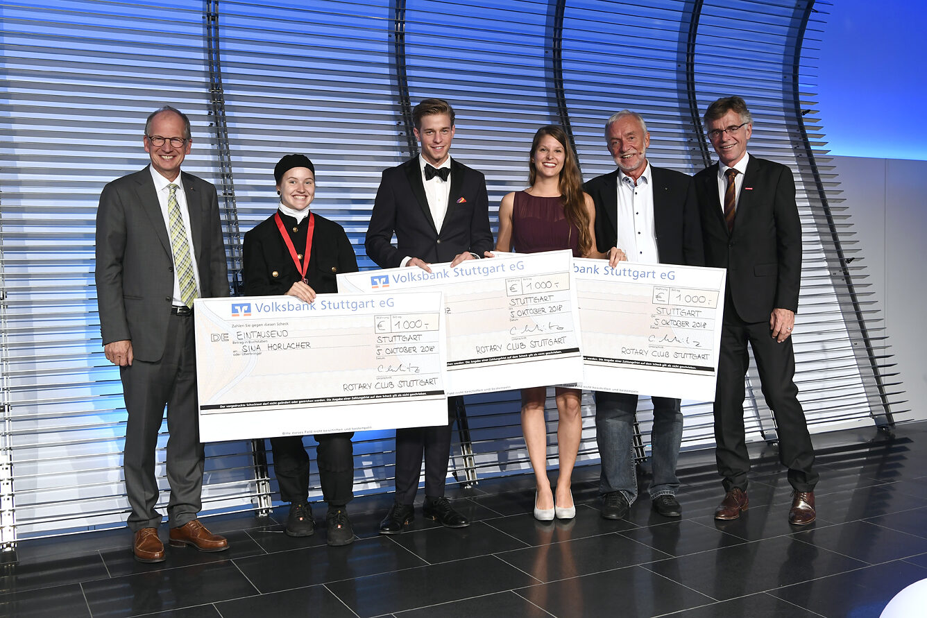 Rainer Reichhold (1.v.l.), Claus Munkwitz (2.v.r.) und Thomas Hoefling (1.v.r.) mit den drei glücklichen Rotary-Preis-Gewinnern. Rainer Reichhold (1.v.l.), Claus Munkwitz (2.v.r.) und Thomas Hoefling (1.v.r.) mit den drei glücklichen Rotary-Preis-Gewinnern.