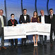 Rainer Reichhold (1.v.l.), Claus Munkwitz (2.v.r.) und Thomas Hoefling (1.v.r.) mit den drei glücklichen Rotary-Preis-Gewinnern.