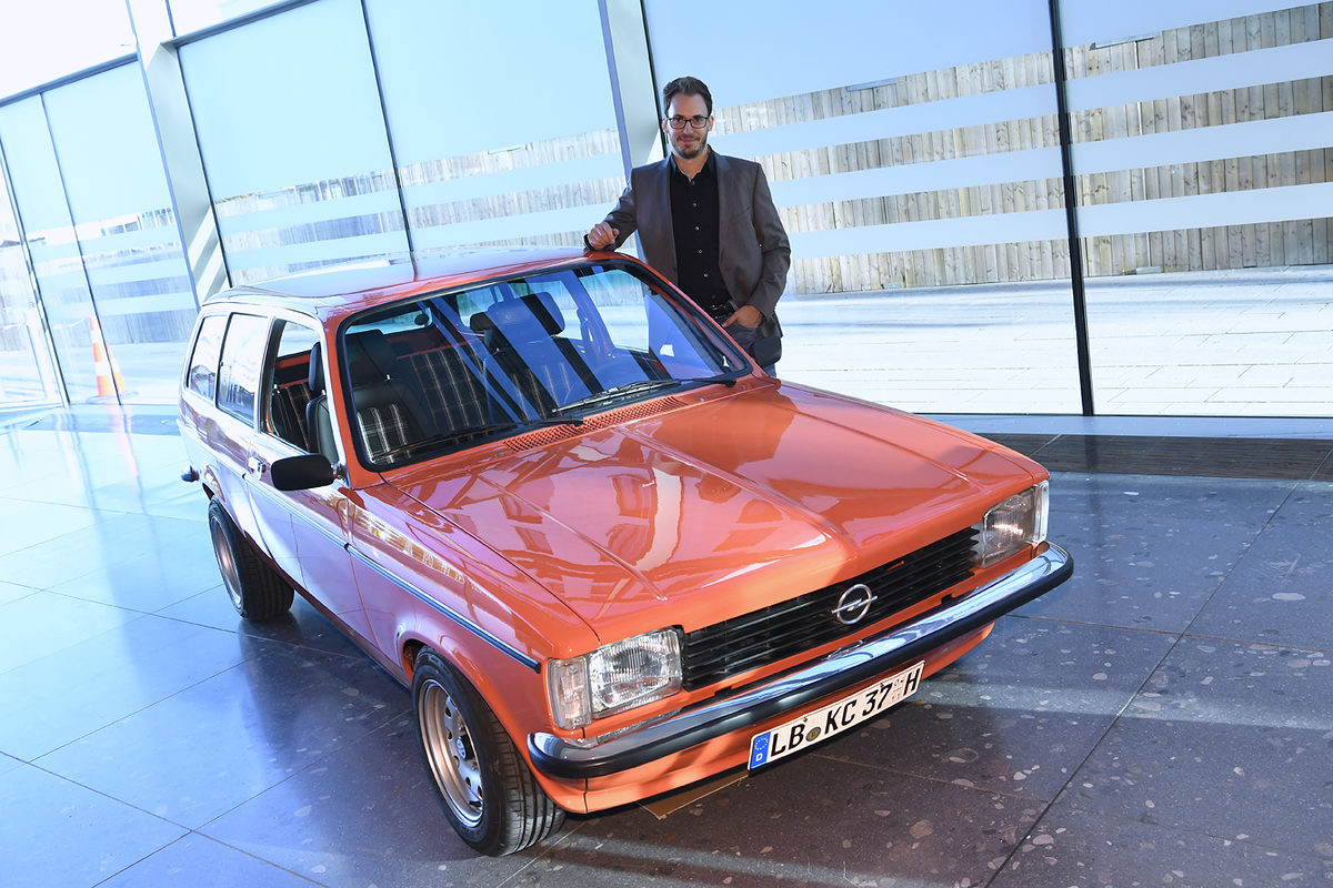 Ein echtes Meisterstück: Sattler Andreas Mann hat 40 Arbeitsstunden in die Restauration eines alten Opel Kadett C Caravan gesteckt. Beim Restaurieren der Sitze und Fußmatten sowie der Tür- und Seitenverkleidung kamen Leder und weitere hochwertige Stoffe zum Einsatz. Ein echtes Meisterstück: Sattler Andreas Mann hat 40 Arbeitsstunden in die Restauration eines alten Opel Kadett C Caravan gesteckt. Beim Restaurieren der Sitze und Fußmatten sowie der Tür- und Seitenverkleidung kamen Leder und weitere hochwertige Stoffe zum Einsatz.