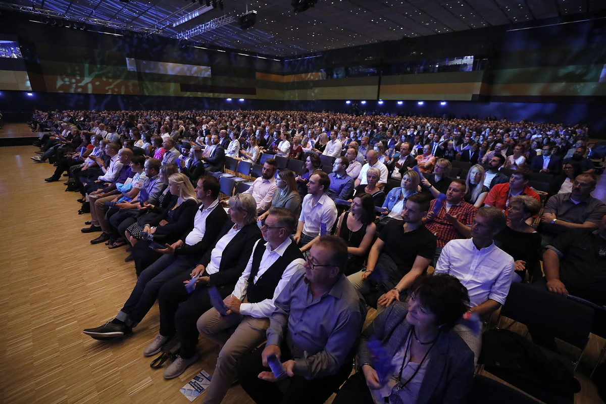 Über 2.500 Besucher strömten ins ICS auf der Messe Stuttgart und nahmen am Festakt teil. Über 2.500 Besucher strömten ins ICS auf der Messe Stuttgart und nahmen am Festakt teil.