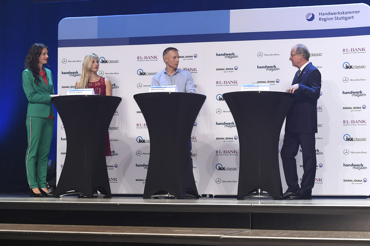 Bei der "Pressekonferenz" kam Kammerpräsident Rainer Reichhold (1.v.r.) mit Moderatorin Angela Julie Wadenpohl (1.v.l.), Metallbauermeisterin Charline Liskow (2.v.l.) und Martin Ehmann, Lehrer an der Schule für Farbe und Gestaltung, ins Gespräch. Bei der "Pressekonferenz" kam Kammerpräsident Rainer Reichhold (1.v.r.) mit Moderatorin Angela Julie Wadenpohl (1.v.l.), Metallbauermeisterin Charline Liskow (2.v.l.) und Martin Ehmann, Lehrer an der Schule für Farbe und Gestaltung, ins Gespräch.