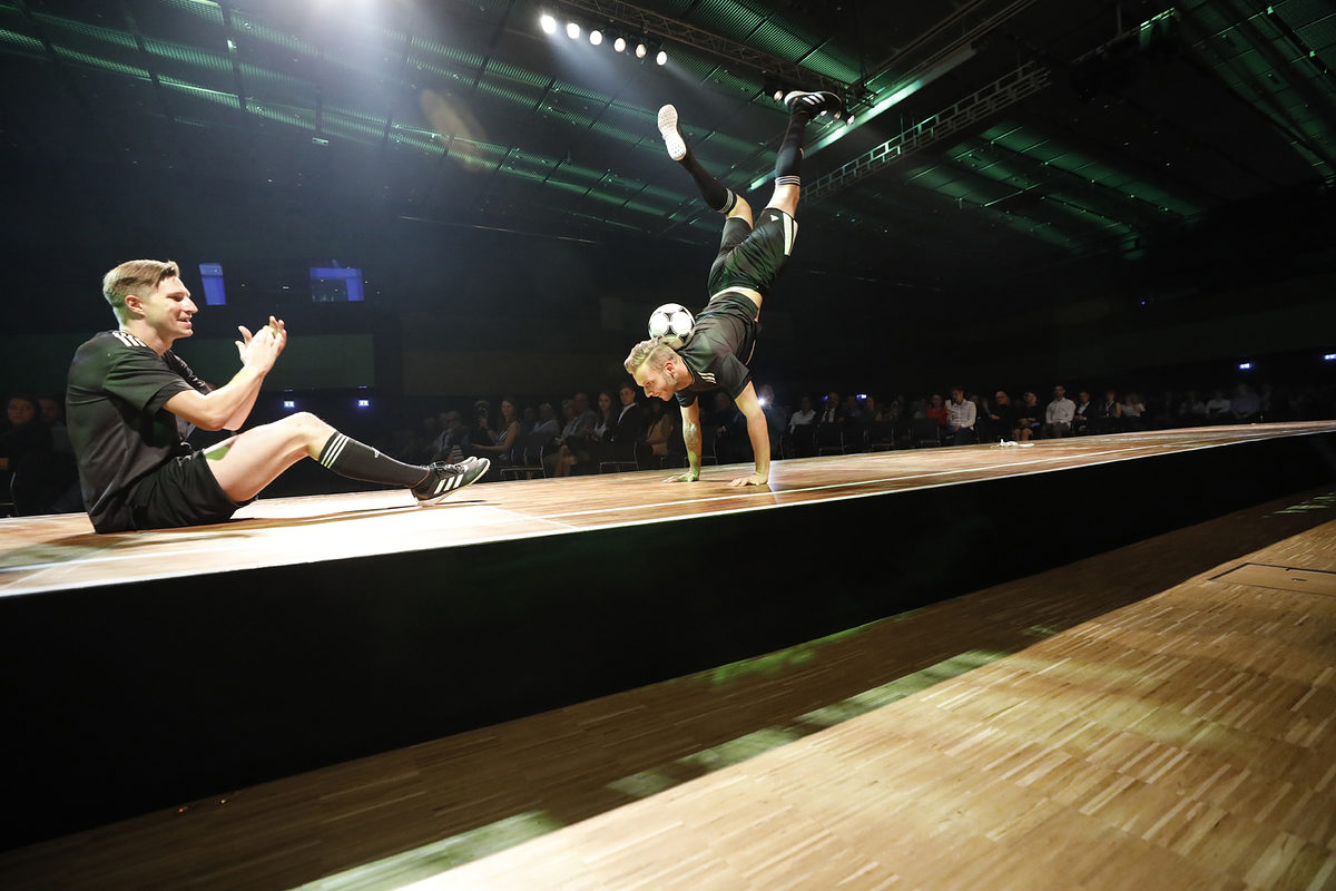 Die Unique Freestyler begeisterten das Publikum mit ihrer spektakulären Fußballartistik. Die Unique Freestyler begeisterten das Publikum mit ihrer spektakulären Fußballartistik.