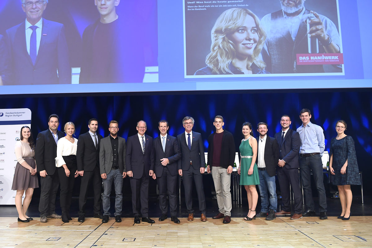 Die Bestmeister 2018 versammelten sich zusammen mit den Vertretern der Handwerkskammer auf der Bühne. Die Bestmeister 2018 versammelten sich zusammen mit den Vertretern der Handwerkskammer auf der Bühne.