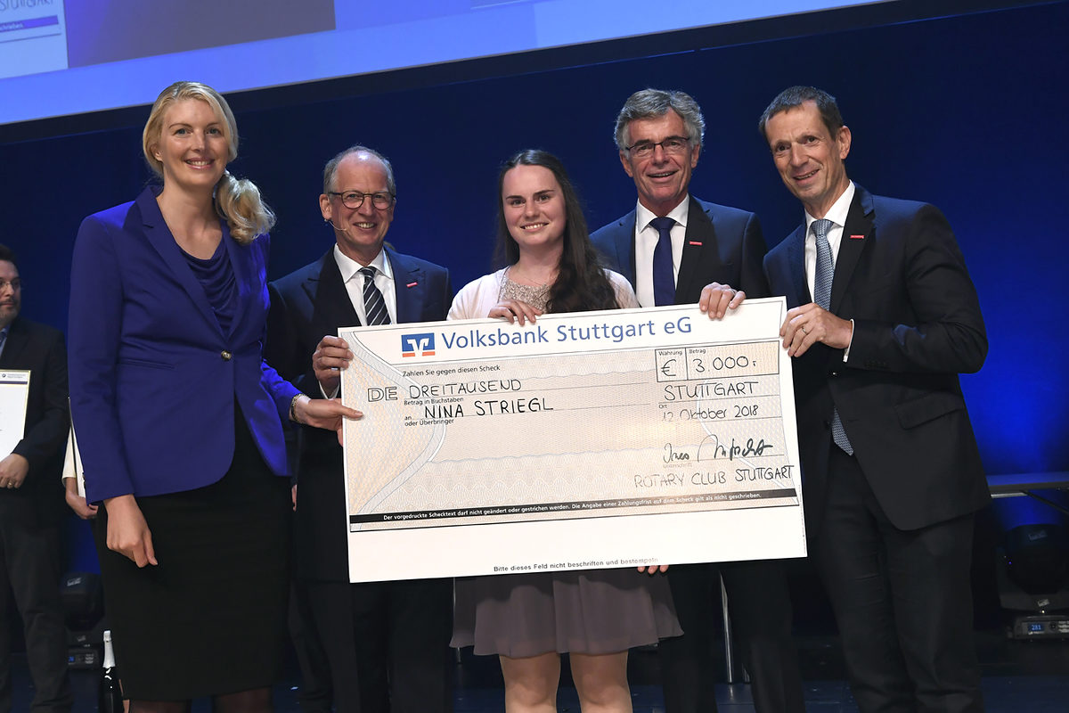 Besonders freuen durfte sich Konditormeisterin Nina Striegl aus Ulm: Sie gewann den Rotary-Förderpreis und posierte mit Ines Aufrecht (Rotary Club Stuttgart), Rainer Reichhold (Präsident der Handwerkskammer), Thomas Hoefling (Hauptgeschäftsführer) und Alexander Kotz (Vizepräsident) für das Siegerfoto (v.l.n.r.). Besonders freuen durfte sich Konditormeisterin Nina Striegl aus Ulm: Sie gewann den Rotary-Förderpreis und posierte mit Ines Aufrecht (Rotary Club Stuttgart), Rainer Reichhold (Präsident der Handwerkskammer), Thomas Hoefling (Hauptgeschäftsführer) und Alexander Kotz (Vizepräsident) für das Siegerfoto (v.l.n.r.).
