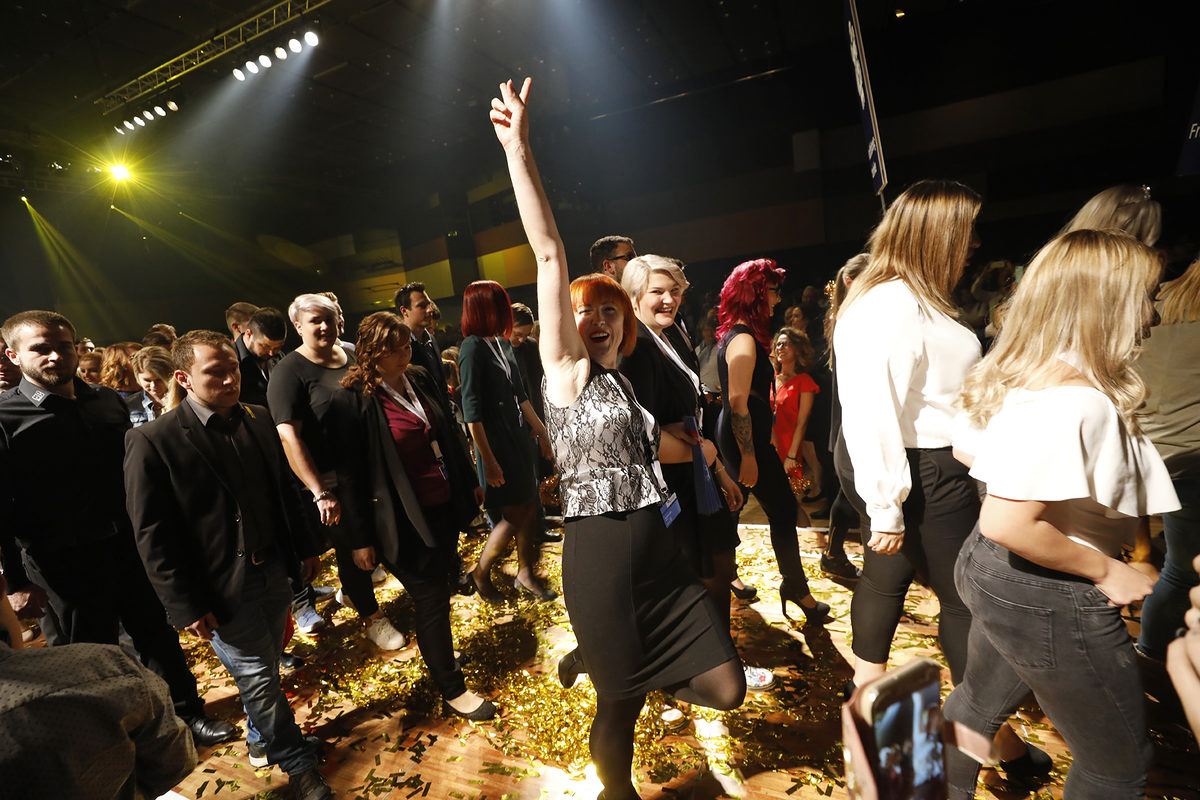 Die Meisterinnen und Meister ließen sich auf dem Catwalk feiern. Die Meisterinnen und Meister ließen sich auf dem Catwalk feiern.