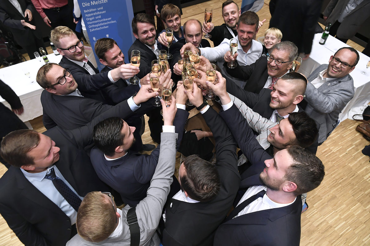 Nach der Ausgabe der Meisterbriefe wurde gemeinsam auf den Erfolg angestoßen. Nach der Ausgabe der Meisterbriefe wurde gemeinsam auf den Erfolg angestoßen.
