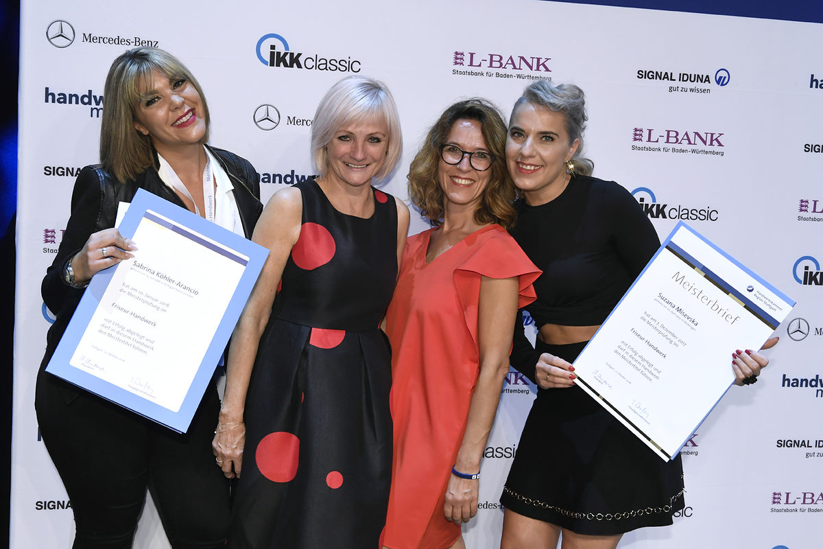 49 Friseurinnen und Friseure machten 2017/2018 ihren Meister - unter ihnen auch Sabrina Köhler-Arancio aus Leonberg (1.v.l.) und Suzana Misevska aus Waiblingen (1.v.r.) . 49 Friseurinnen und Friseure machten 2017/2018 ihren Meister - unter ihnen auch Sabrina Köhler-Arancio aus Leonberg (1.v.l.) und Suzana Misevska aus Waiblingen (1.v.r.) .