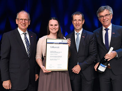 Den Rotary-Förderpreis gewann Konditormeisterin Nina Striegl aus Ulm. Mit ihr freuen sich (v.l.n.r.) Rainer Reichhold (Präsident der Handwerkskammer), Alexander Kotz (Vizepräsident) und Thomas Hoefling (Hauptgeschäftsführer).