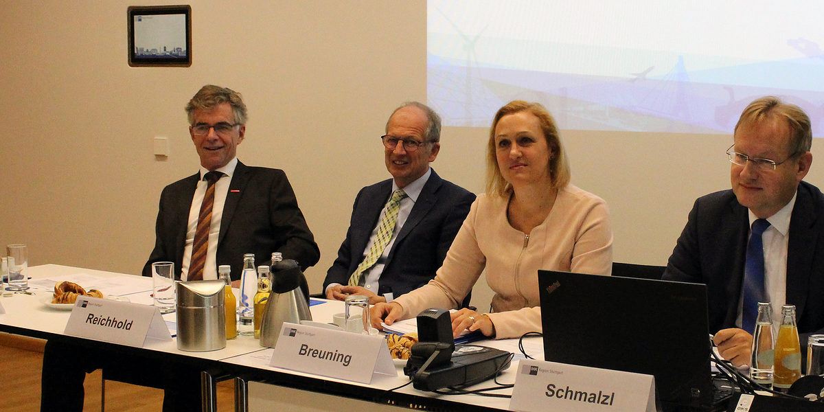 Bekannten sich bei der gemeinsamen Pressekonferenz klar zu einem weltoffenen Deutschland (v.l.n.r.): Thomas Hoefling (Hauptgeschäftsführer der Handwerkskammer), Rainer Reichhold (Präsident der Handwerkskammer), Marjoke Breuning (Präsidentin der IHK) und Johannes Schmalzl (Hauptgeschäftsführer der IHK). Bekannten sich bei der gemeinsamen Pressekonferenz klar zu einem weltoffenen Deutschland (v.l.n.r.): Thomas Hoefling (Hauptgeschäftsführer der Handwerkskammer), Rainer Reichhold (Präsident der Handwerkskammer), Marjoke Breuning (Präsidentin der IHK) und Johannes Schmalzl (Hauptgeschäftsführer der IHK).