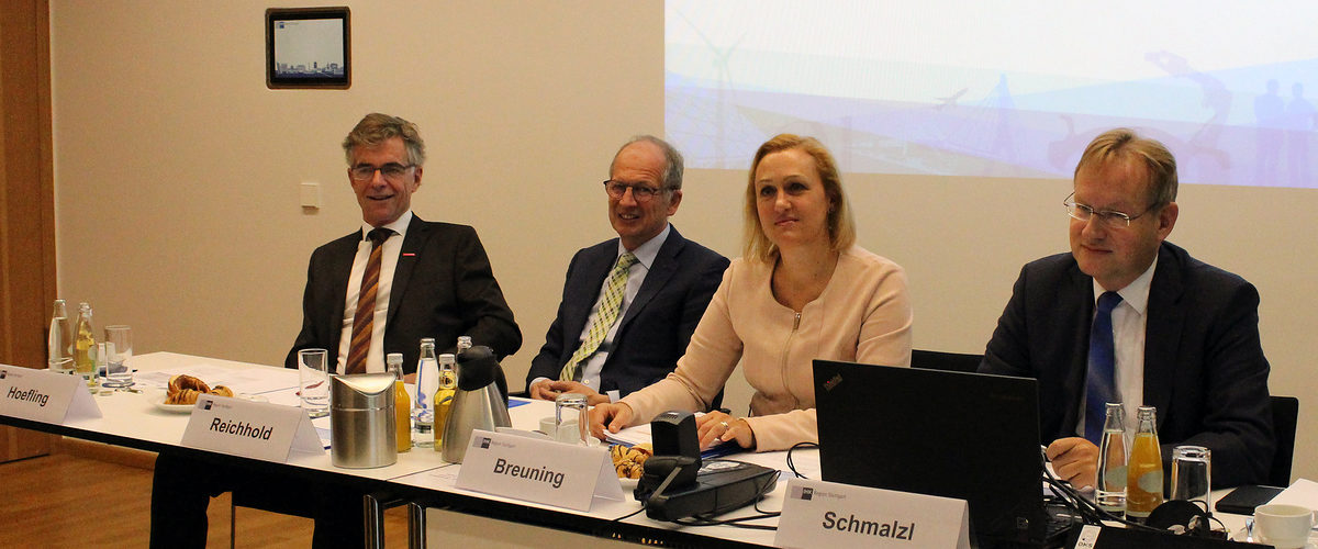 Bekannten sich bei der gemeinsamen Pressekonferenz klar zu einem weltoffenen Deutschland (v.l.n.r.): Thomas Hoefling (Hauptgeschäftsführer der Handwerkskammer), Rainer Reichhold (Präsident der Handwerkskammer), Marjoke Breuning (Präsidentin der IHK) und Johannes Schmalzl (Hauptgeschäftsführer der IHK). Bekannten sich bei der gemeinsamen Pressekonferenz klar zu einem weltoffenen Deutschland (v.l.n.r.): Thomas Hoefling (Hauptgeschäftsführer der Handwerkskammer), Rainer Reichhold (Präsident der Handwerkskammer), Marjoke Breuning (Präsidentin der IHK) und Johannes Schmalzl (Hauptgeschäftsführer der IHK).