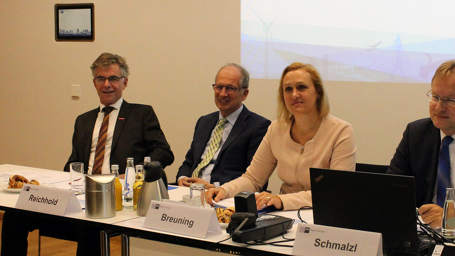 Bekannten sich bei der gemeinsamen Pressekonferenz klar zu einem weltoffenen Deutschland (v.l.n.r.): Thomas Hoefling (Hauptgeschäftsführer der Handwerkskammer), Rainer Reichhold (Präsident der Handwerkskammer), Marjoke Breuning (Präsidentin der IHK) und Johannes Schmalzl (Hauptgeschäftsführer der IHK).