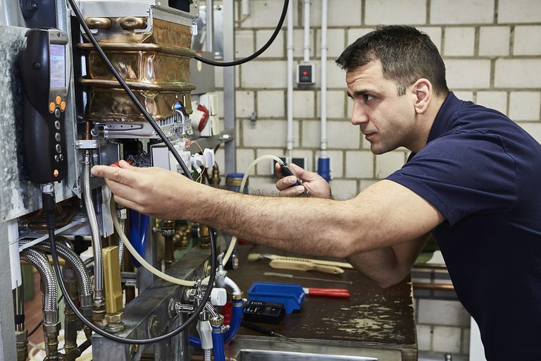 In der Bildungsakademie der Handwerkskammer in Stuttgart Weilimdorf werden unter anderem Anlagenmechaniker für Sanitär-, Heiizung- und Klimatechnik ausgebildet.