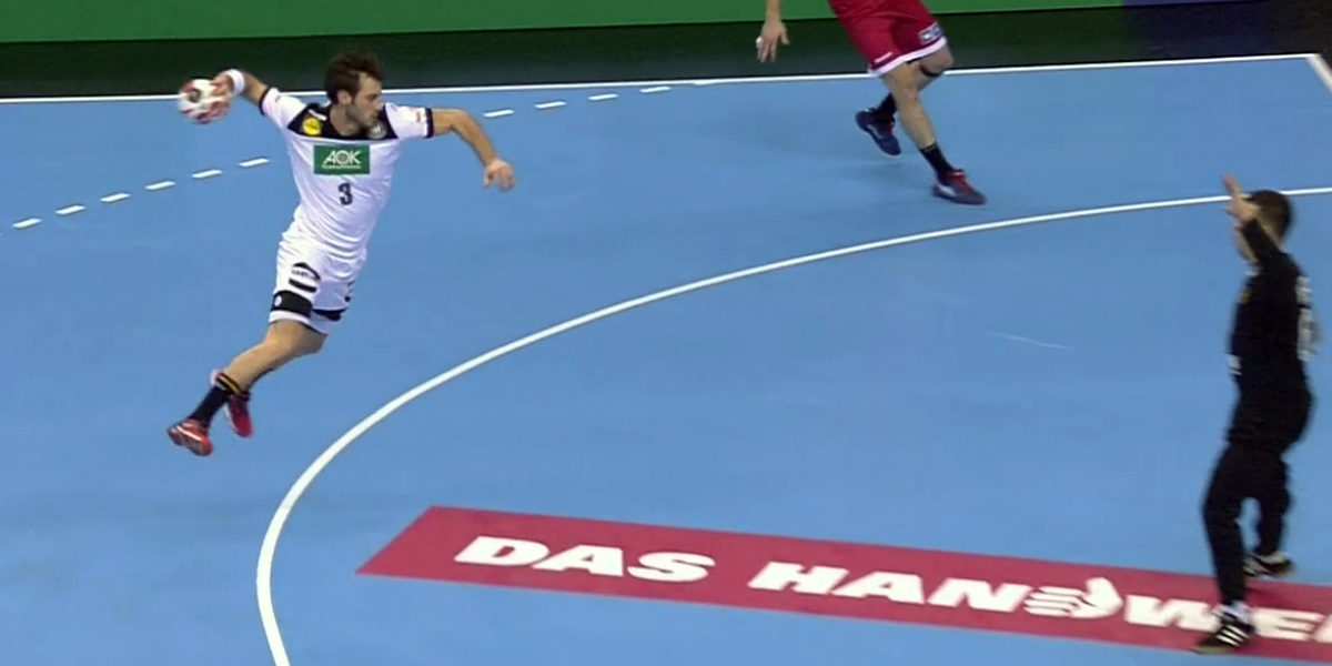 Nationalspieler Uwe Gensheimer (li.) nimmt im Spiel gegen Russland genau Maß. Hautnah dabei: das Logo des Handwerks. Nationalspieler Uwe Gensheimer (li.) nimmt im Spiel gegen Russland genau Maß. Hautnah dabei: das Logo des Handwerks.