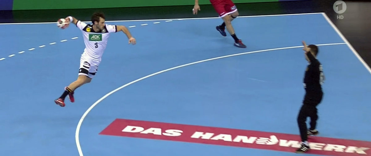 Nationalspieler Uwe Gensheimer (li.) nimmt im Spiel gegen Russland genau Maß. Hautnah dabei: das Logo des Handwerks. Nationalspieler Uwe Gensheimer (li.) nimmt im Spiel gegen Russland genau Maß. Hautnah dabei: das Logo des Handwerks.