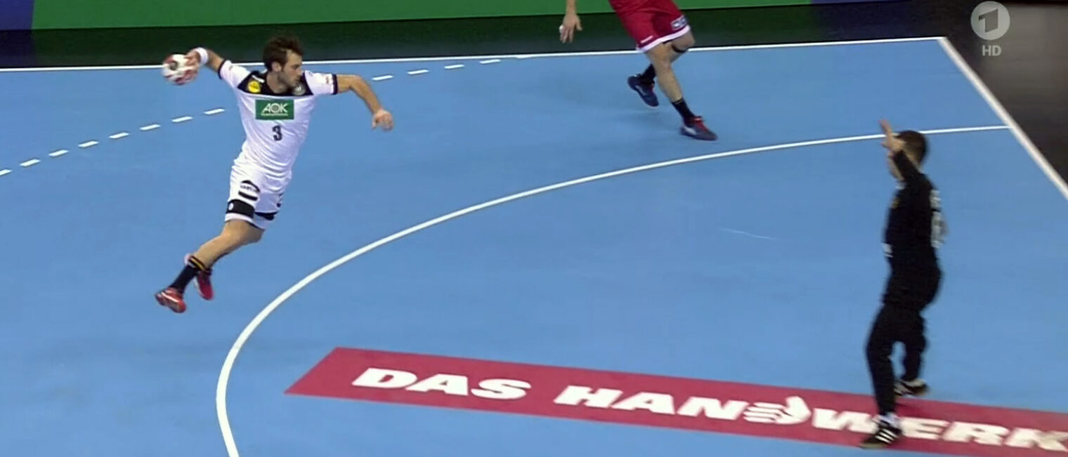 Nationalspieler Uwe Gensheimer (li.) nimmt im Spiel gegen Russland genau Maß. Hautnah dabei: das Logo des Handwerks. Nationalspieler Uwe Gensheimer (li.) nimmt im Spiel gegen Russland genau Maß. Hautnah dabei: das Logo des Handwerks.
