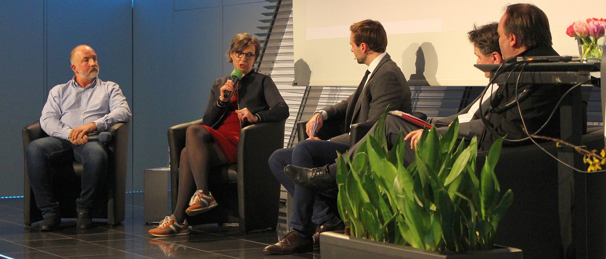 Voll in ihrem Element: Kristin Hasselwander (2.v.l.) bei einer Podiumsdiskussion zum Thema Integration in der Handwerkskammer. Voll in ihrem Element: Kristin Hasselwander (2.v.l.) bei einer Podiumsdiskussion zum Thema Integration in der Handwerkskammer.