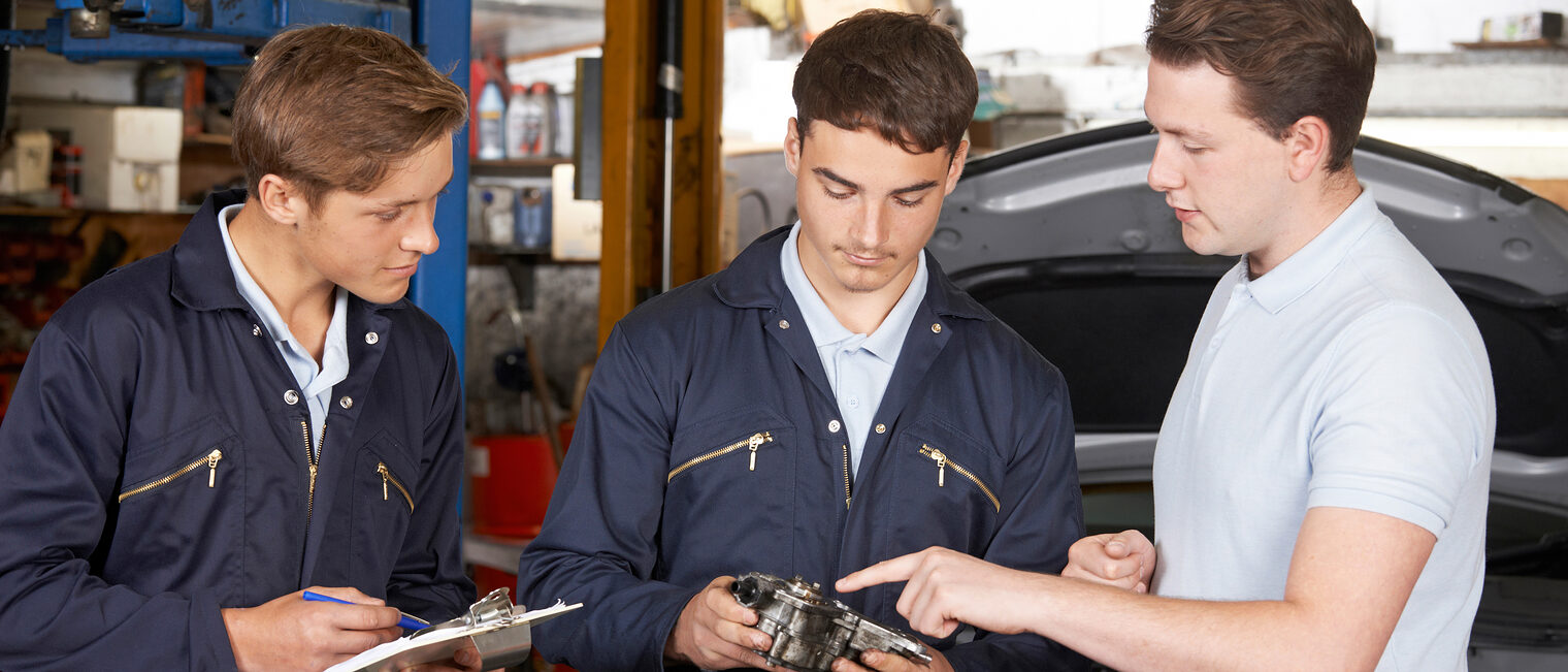 Stellenangebot-Dozent-fuer-das-Fach-Motormechanik