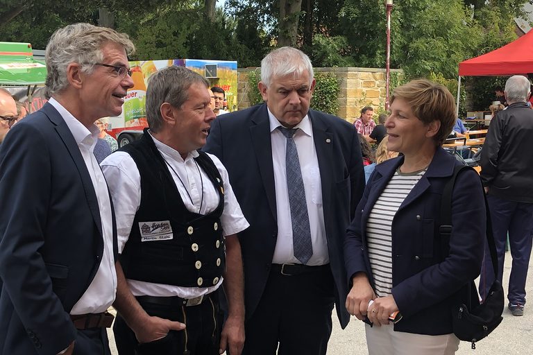 Hauptgeschäftsführer Thomas Hoefling, Martin Stahl (Obermeister der Zimmerer-Innung Filstal), Hermann Färber (MdB, CDU) und Nicole Razavi (Stv. Fraktionsvorsitzende der CDU-Landtagsfraktion) beim Gespräch in Donzdorf.