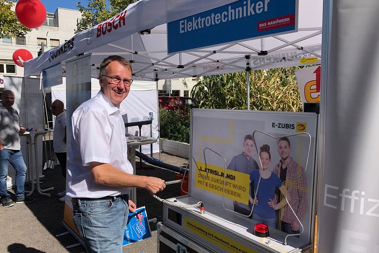 "Jetzt bloß nicht verwackeln!" war das Motto am Zelt der Elektrotechniker in Fellbach.