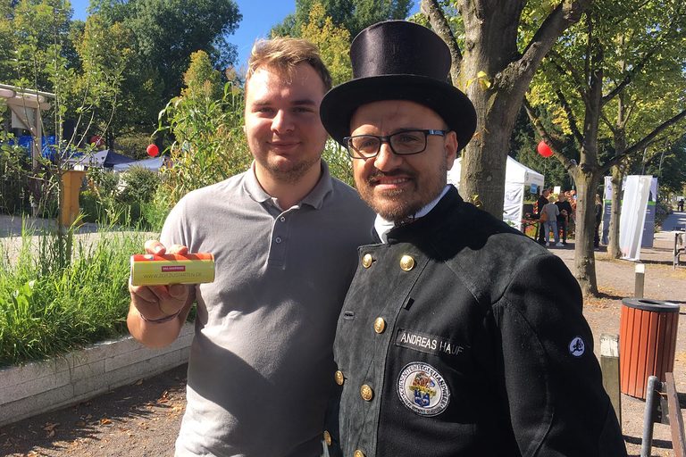 Wenn das kein Glück bringt! Schornsteinfeger Andreas Hauf war beim Tag des Handwerks in Fellbach ein gefragter Mann.