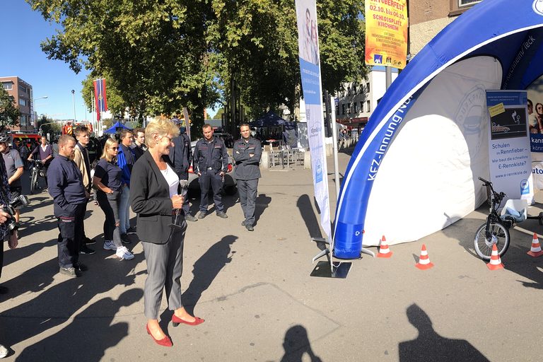 Bürgermeisterin Angelika Matt-Heidecker und zahlreiche Besucher am Stand der Innung des Kraftfahrzeuggewerbes Nürtingen-Kirchheim.