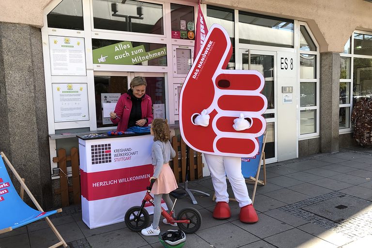 Auf seiner Tour durch die Region besuchte unser Maskottchen "Karle" auch den Stand der Kreishandwerkerschaft Stuttgart.