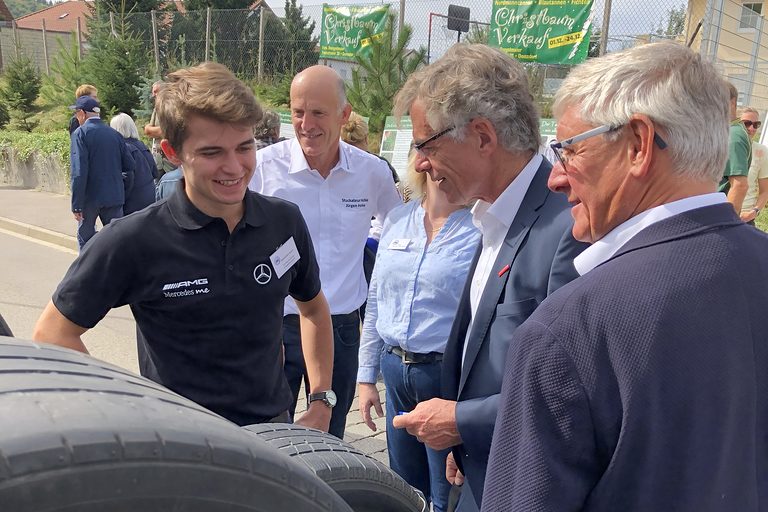 Alexander Kuck (Kraftfahrzeugmechatroniker im 3. Lehrjahr) beim Gespräch mit Thomas Hoefling (Hauptgeschäftsführer der Handwerkskammer) in Donzdorf.