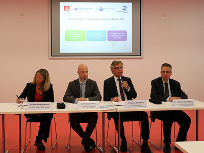 V.l.n.r.: Nadine Boguslawski (IG Metall Region Stuttgart), Christoph Nold (IHK Region Stuttgart), Thomas Hoefling (Handwerkskammer Region Stuttgart) und Dr. Jürgen Wurmthaler (Verband Region Stuttgart) stellen den Strukturbericht vor.