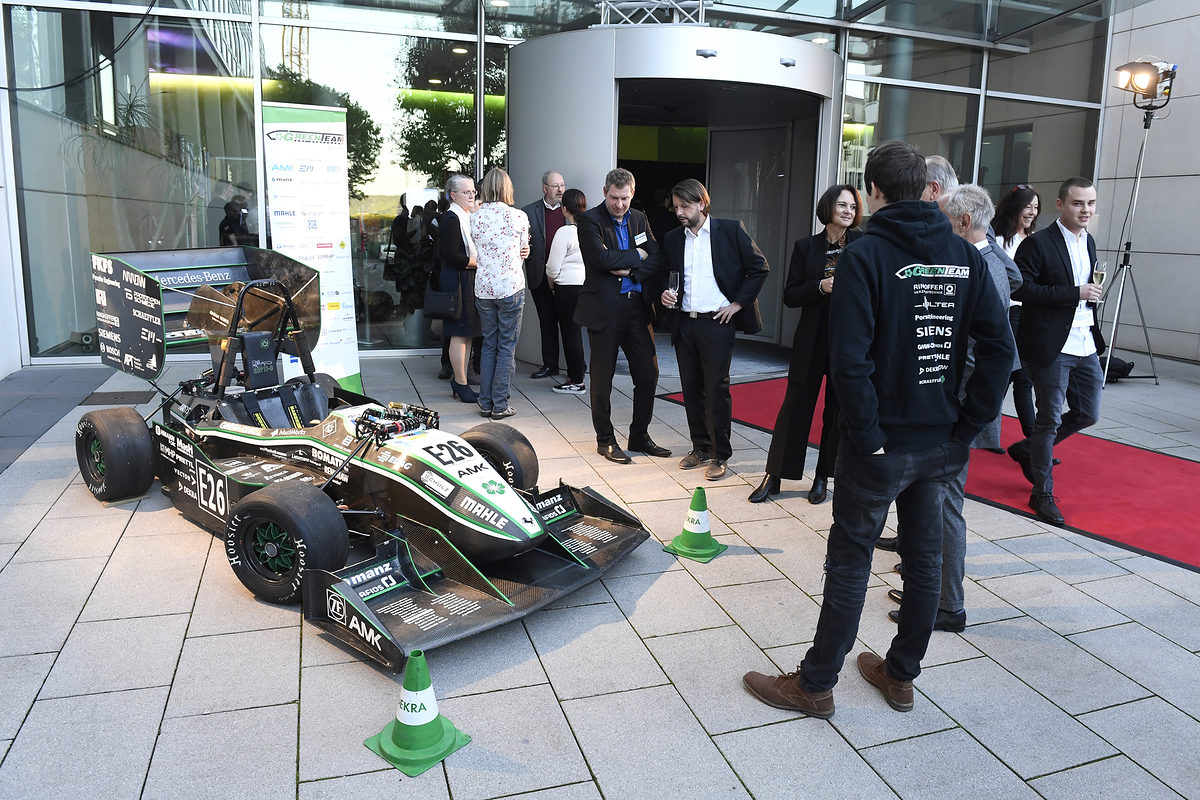 Die Preisverleihung 2019 stand unter dem Motto "Durchstarter". Schon vor dem Eingang gab es für die Gäste ein echtes Greenteam-Fahrzeug zu bestaunen. Die Preisverleihung 2019 stand unter dem Motto "Durchstarter". Schon vor dem Eingang gab es für die Gäste ein echtes Greenteam-Fahrzeug zu bestaunen.
