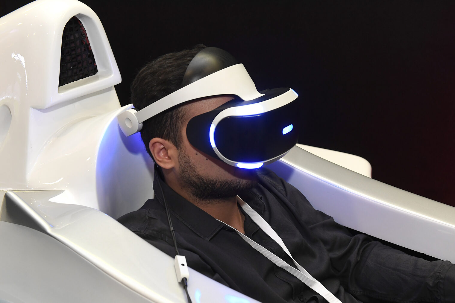Per Virtual-Reality-Brille konnten alle Gäste im Foyer ihre Fähigkeiten auf der Rennstrecke testen.