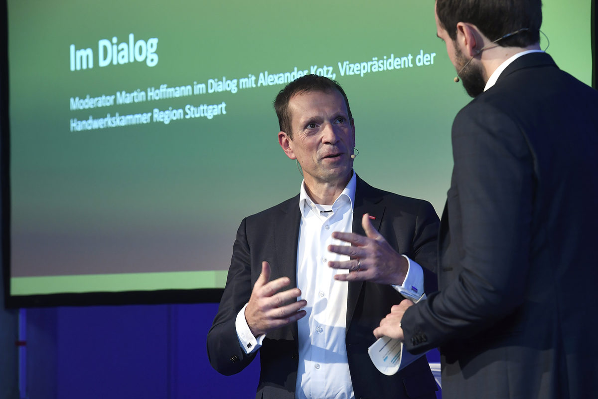 Alexander Kotz, Vizepräsident der Handwerkskammer Region Stuttgart, im Dialog mit Moderator Martin Hoffmann. Alexander Kotz, Vizepräsident der Handwerkskammer Region Stuttgart, im Dialog mit Moderator Martin Hoffmann.