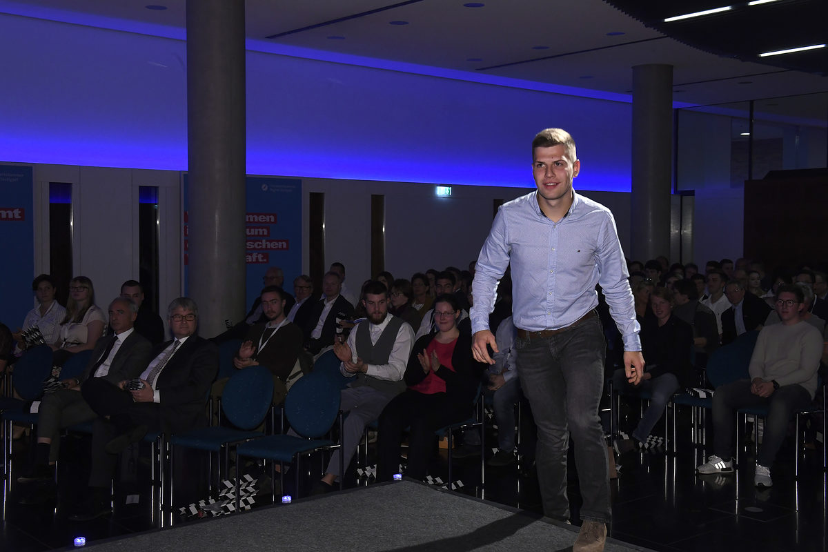 Alle Siegerinnen und Sieger wurden der Reihe nach auf die Bühne gebeten - darunter auch Bodenleger Jannik Riehle aus Neckartailfingen... Alle Siegerinnen und Sieger wurden der Reihe nach auf die Bühne gebeten - darunter auch Bodenleger Jannik Riehle aus Neckartailfingen...