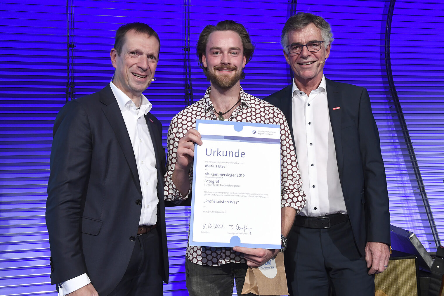 Für den besten Fotografen Marius Etzel gab es ebenso ein Siegerfoto mit Vizepräsident Alexander Kotz und Hauptgeschäftsführer Thomas Hoefling...