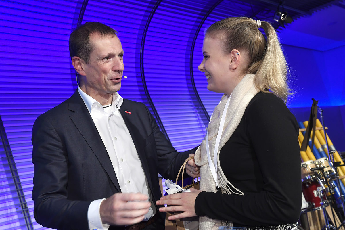 Vizepräsident Alexander Kotz beglückwunscht Christine Bräuer, die in den Staatstheatern Stuttgart zur Textilreinigerin ausgebildet wurde. Vizepräsident Alexander Kotz beglückwunscht Christine Bräuer, die in den Staatstheatern Stuttgart zur Textilreinigerin ausgebildet wurde.