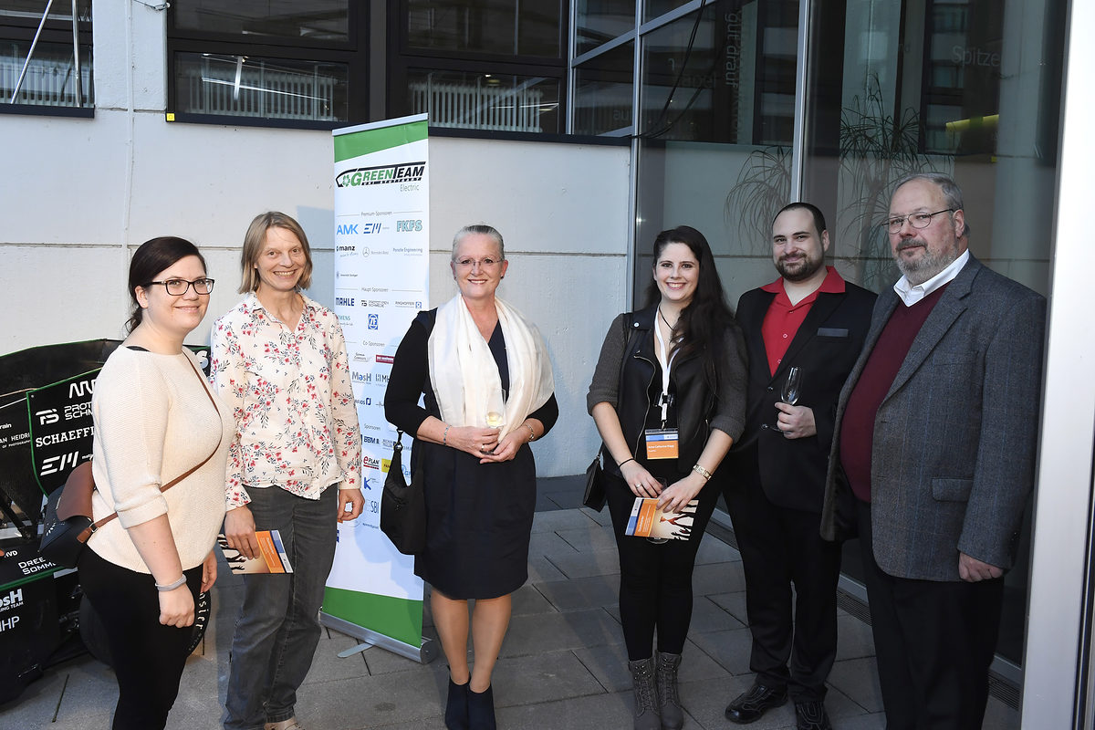 Vor und nach der Veranstaltung ließen sich die Siegerinnen und Sieger beim Get-Together im Hof und Foyer der Handwerkskammer von ihren Begleitern feiern. Vor und nach der Veranstaltung ließen sich die Siegerinnen und Sieger beim Get-Together im Hof und Foyer der Handwerkskammer von ihren Begleitern feiern.