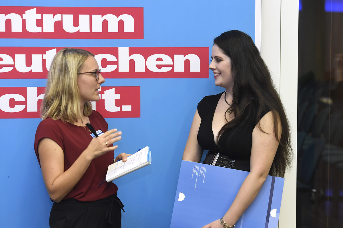 Vergolderin Anne-Catherine Plapp aus Stuttgart gab außerdem der Deutschen Handwerks Zeitung ein Interview. Vergolderin Anne-Catherine Plapp aus Stuttgart gab außerdem der Deutschen Handwerks Zeitung ein Interview.