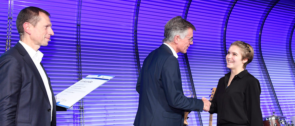 Vizepräsident Alexander Kotz und Hauptgeschäftsführer Thomas Hoefling zeichneten auf der Bühne 68 Siegerinnen und Sieger aus - darunter auch Bestattungsfachkraft Jennifer Schmid aus Backnang. Vizepräsident Alexander Kotz und Hauptgeschäftsführer Thomas Hoefling zeichneten auf der Bühne 68 Siegerinnen und Sieger aus - darunter auch Bestattungsfachkraft Jennifer Schmid aus Backnang.