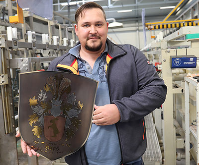 Galvaniseurmeister Robert Haas mit seinem Meisterstück.