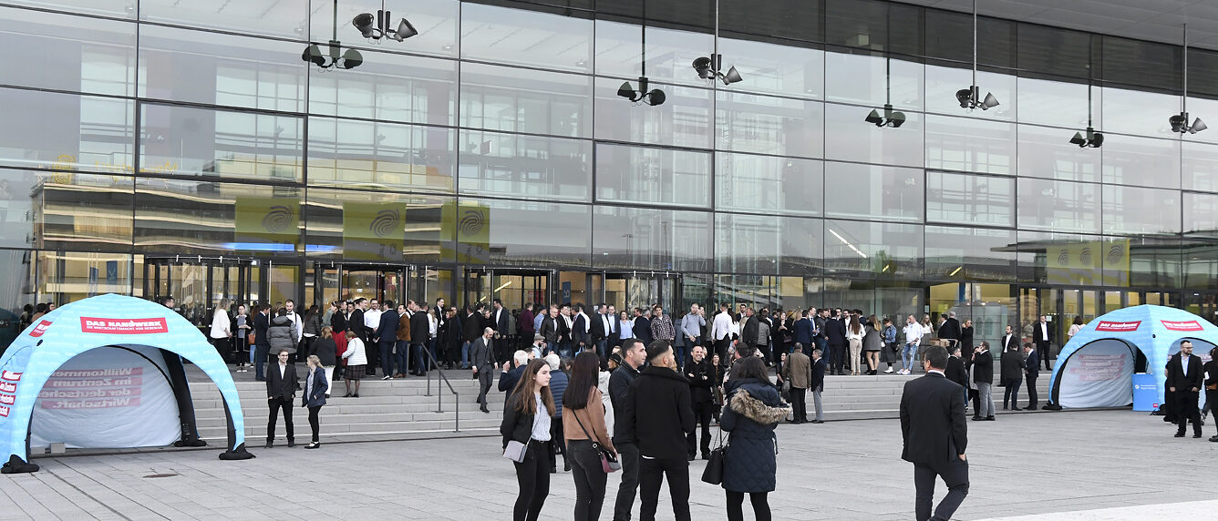 Die Meisterfeier 2019 fand im ICS der Messe Stuttgart statt. Schon vor dem Geb&auml;ude wurden die 692 Meisterinnen und Meister mit ihren Begleitpersonen in Empfang genommen.