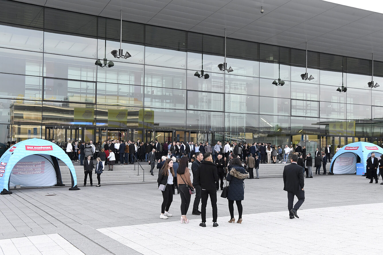 Die Meisterfeier 2019 fand im ICS der Messe Stuttgart statt. Schon vor dem Gebäude wurden die 692 Meisterinnen und Meister mit ihren Begleitpersonen in Empfang genommen.