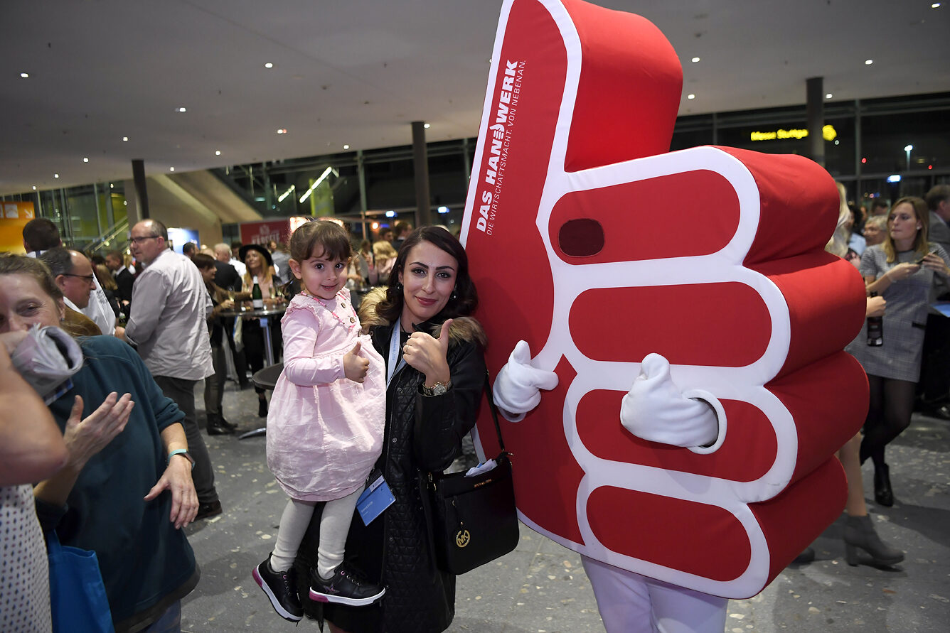 Unter die Besucher im Foyer mischte sich auch unser Handwerksmaskottchen "Karle", das besonders beim jungen Publikum für Staunen sorgte.
