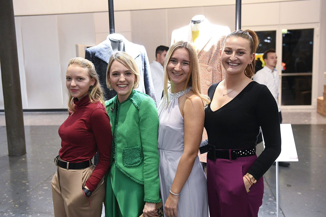In der Ausstellung der diesjährigen Meisterstücke gab es unter anderem die Kreationen der Maßschneidermeisterinnen zu bewundern.